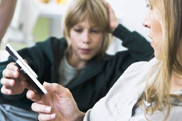 Monitoring her son's mobile phone Monitoring Kids