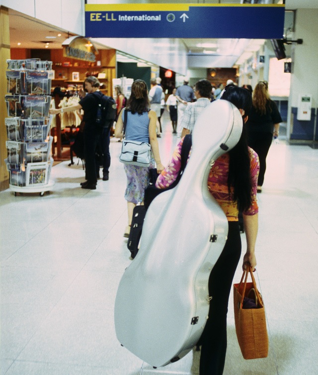 A woman on the way to her fight Traveling with Instrument