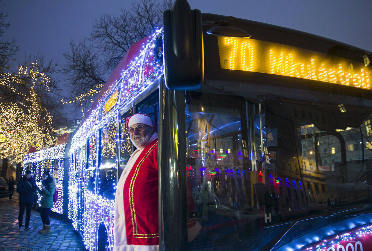 Budapest-public-transport-Santa-Claus